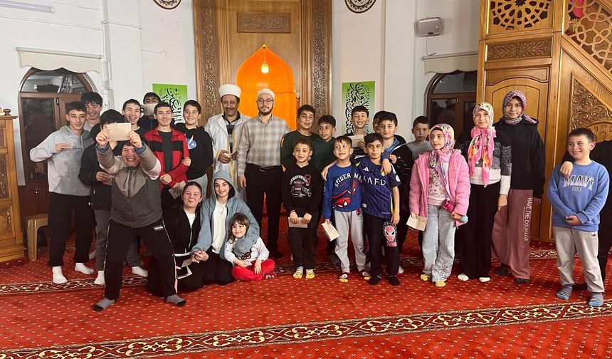 Köyceğiz’de çocuklar son teravihte bayram harçlıklarını aldı