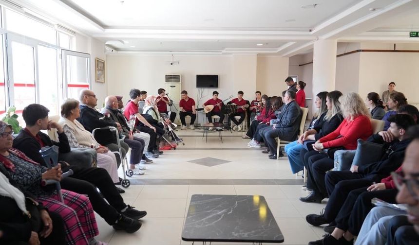 Liseli Gençlerden Huzurevi Sakinlerine Müzik Ziyafeti