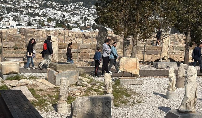 Bodrum’da Bayram Yoğunluğu Tarihi Noktalarda Hissedildi