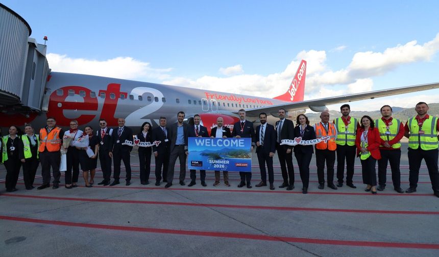 Dalaman Havalimanı’nda Sezon Başladı: İlk Turistler Çiçeklerle Karşılandı