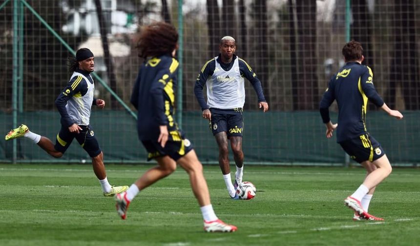 Fenerbahçe günün ilk antrenmanını yaptı