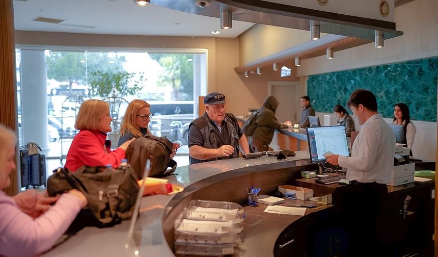 Marmaris’te Turist Kafilesi Çiçeklerle Karşılandı