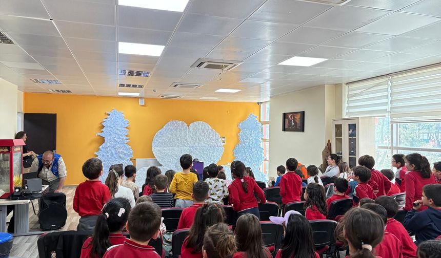 Gönüllü gençlerden çocuklara tiyatro şöleni