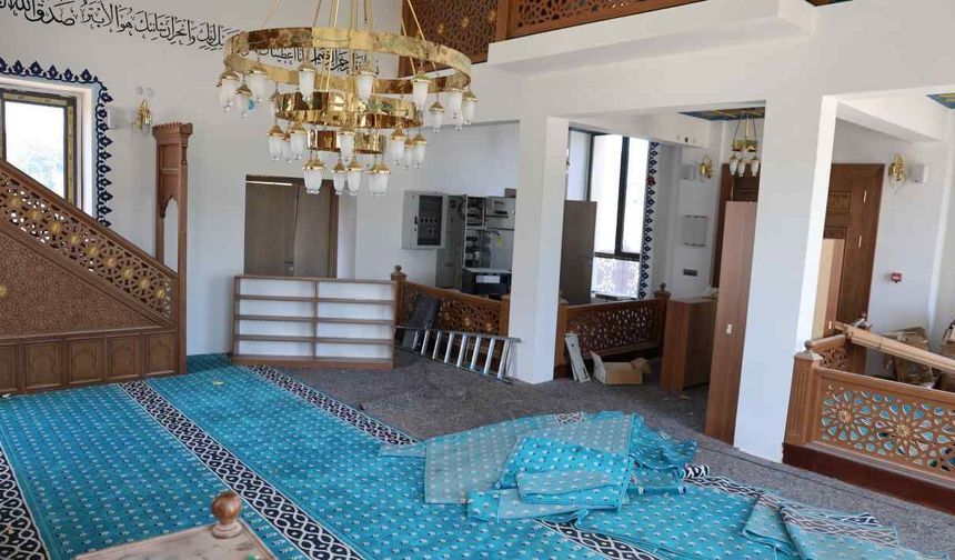 İbadete açılmadan harabeye döndü