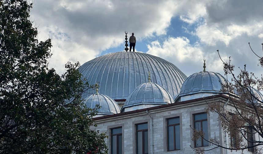 Caminin çatısına çıktı, polis saatlerce ikna etti