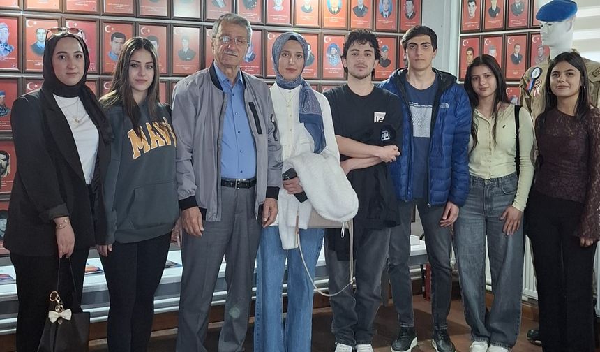 Üniversiteli Gençlerden Şehit Ailelerine Anlamlı Ziyaret