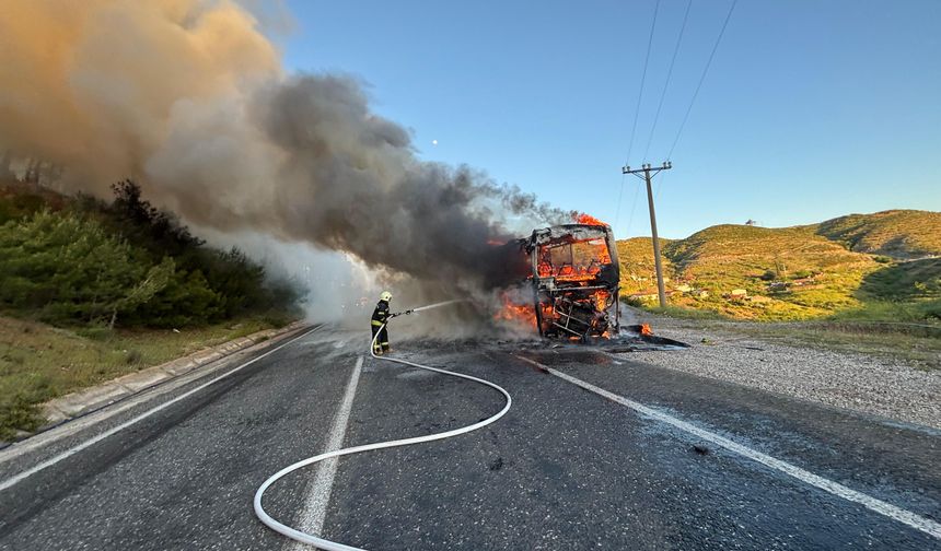 Marmaris’te seyir halindeki otobüs alevlere teslim oldu