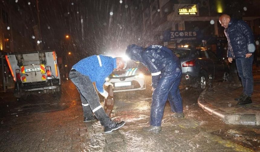 Marmaris’te fırtına mesaisi: Ekipler gece boyunca sahadaydı