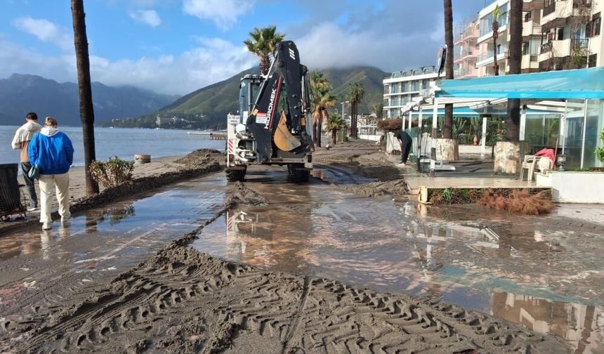 Marmaris’te fırtına sonrası sahiller çöple doldu