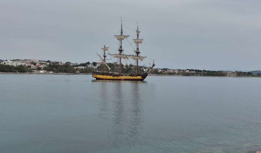 Cook Adaları bayraklı yelkenli Datça'ya demirledi