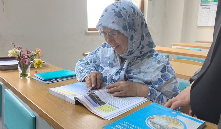 66 Yaşında Okuma Yazma Öğrendi, Azmiyle Örnek Oldu