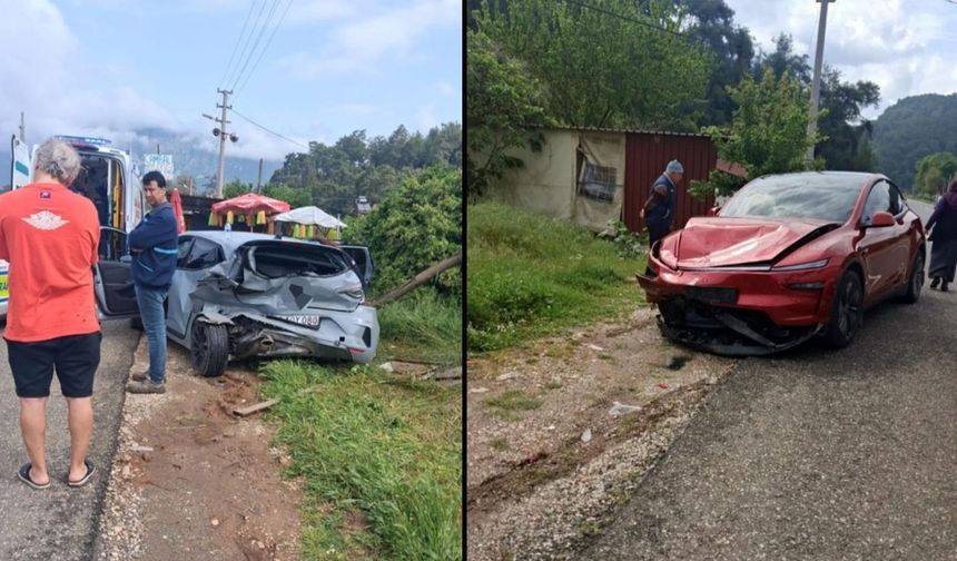 Gökova-Marmaris Yolunda İki Otomobil Çarpıştı: 4 Yaralı