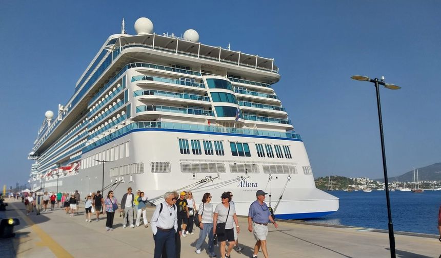 Bodrum’a Dev Kruvaziyer Çıkarması: 1142 Turist Geldi