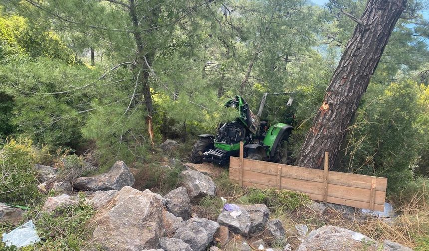 Menteşe’de güvenlik önlemi olmayan yolda traktör uçuruma yuvarlandı
