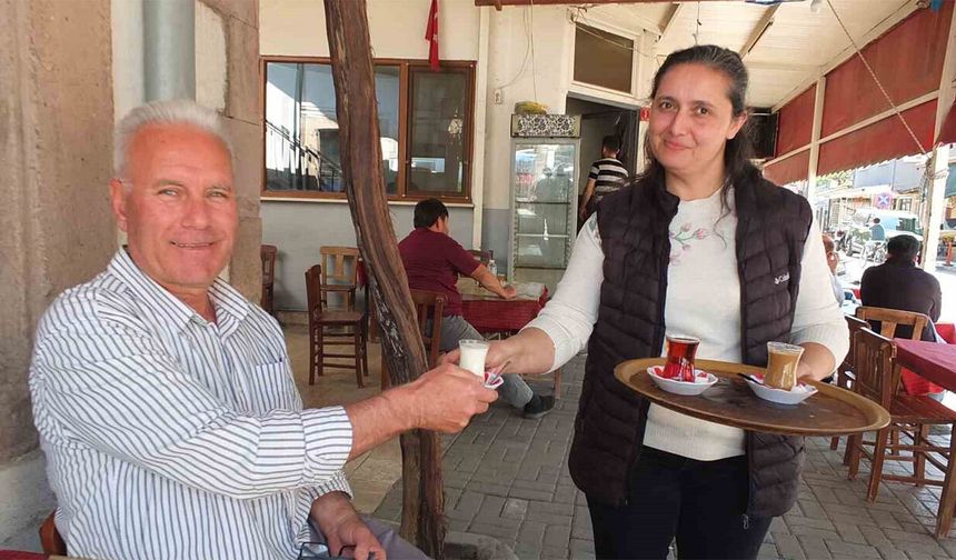 Çayın pabucunu dama attı, günde 15 litre satılıyor. Bardağı 15 liradan satılan süte talep yağıyor