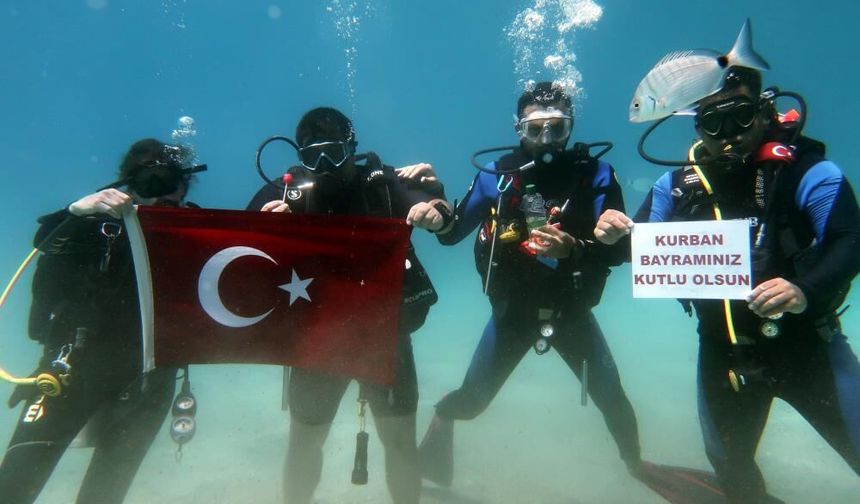Fethiye'de dalgıçlardan su altında bayram kutlaması