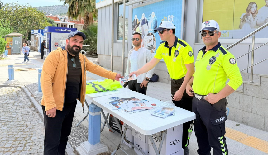 Datça’da motosiklet sürücülere ücretsiz kask dağıtıldı