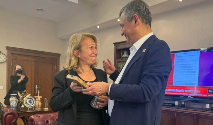 Özgür Özel Mührünü Süreyya Öneş Derici’ye Emanet Etti