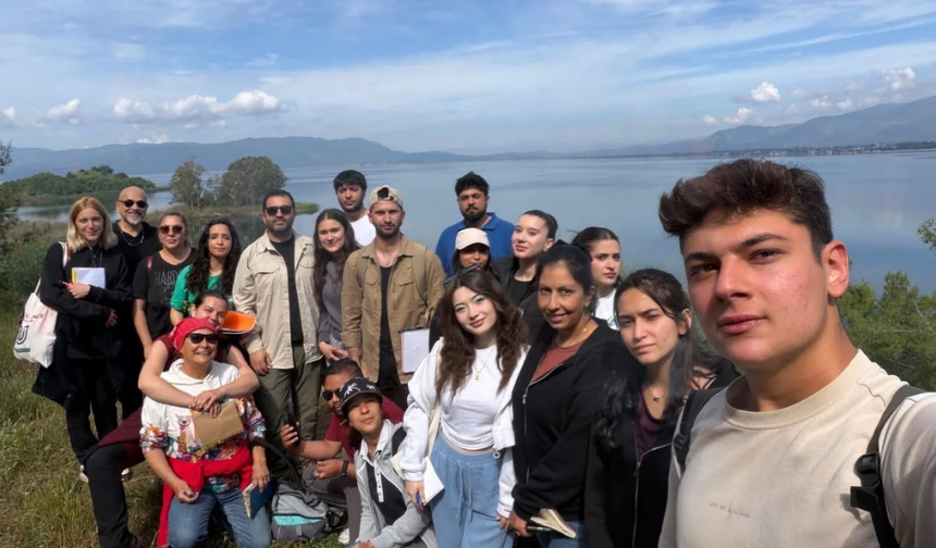 Köyceğiz’de Yüksekokul öğrencileri doğada bitkileri inceledi