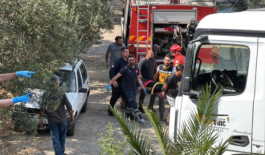 Bodrum’da İş Makinesi Taşıyan Kamyon Devrildi: 3 Yaralı