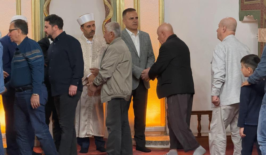 Vali Akbıyık Bayram Namazı Sonrası Vatandaşlarla Bayramlaştı