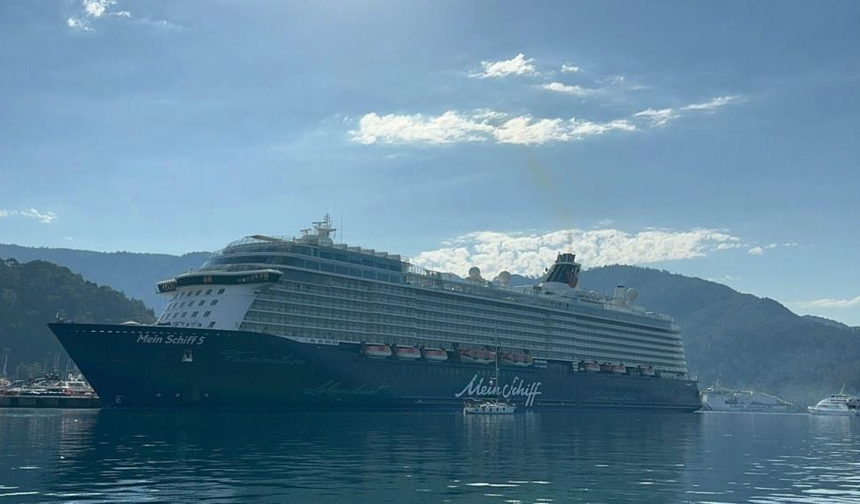 Marmaris’e Üç Dev Kruvaziyerle Turist Akını