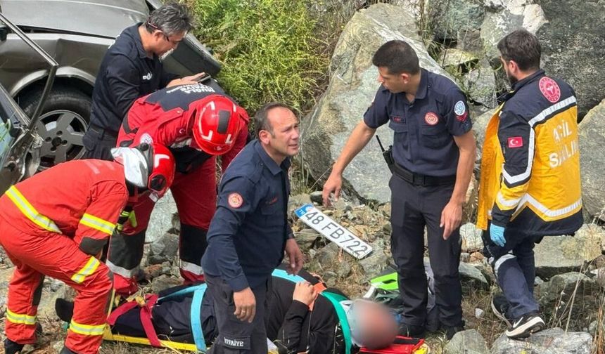 Muğla'da Korkutan Kaza: Kontrolden Çıkan Otomobil Uçuruma Yuvarlandı