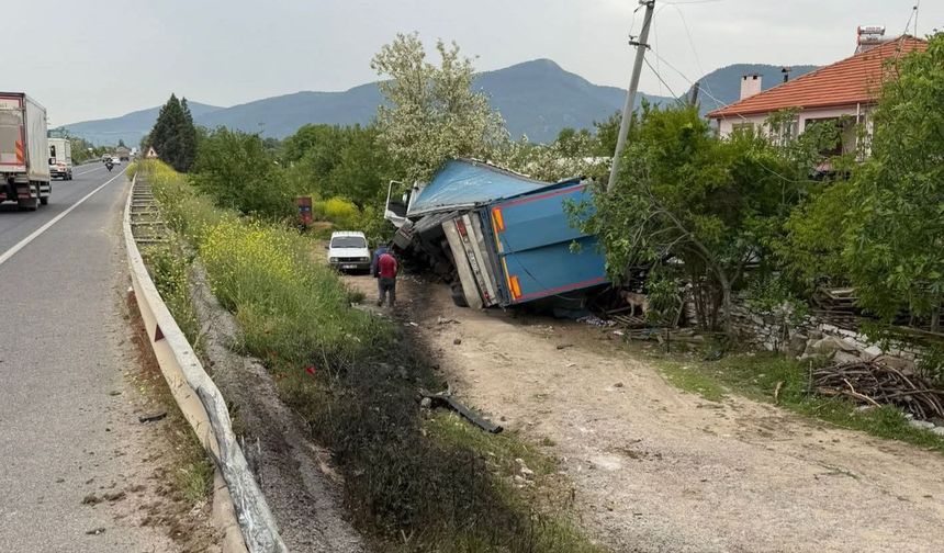 Yatağan’da Tır Şarampole İndi: Sürücü Yaralandı