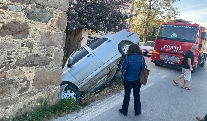 Bodrum’da Kontrolden Çıkan Otomobil Taş Binaya Çarptı