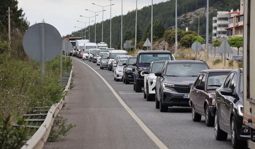 Muğla’ya tatilci akını: 3 kilometrelik araç kuyruğu