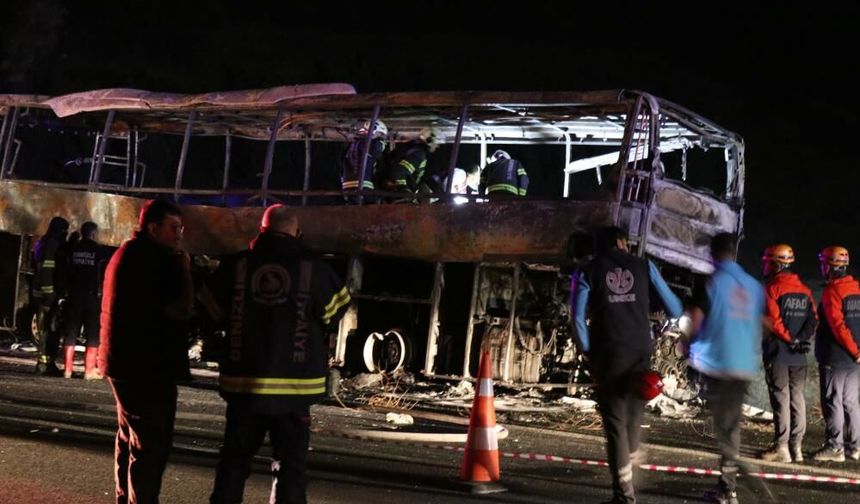 Bariyerlere çarpan yolcu otobüsü alev aldı: 7 ölü, 33 yaralı