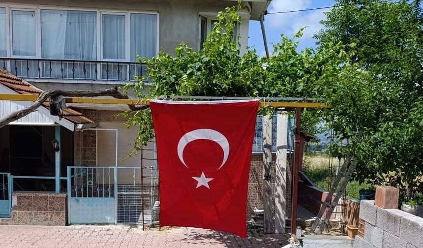 Denizli’de Şehit Evine Bayrak Asıldı