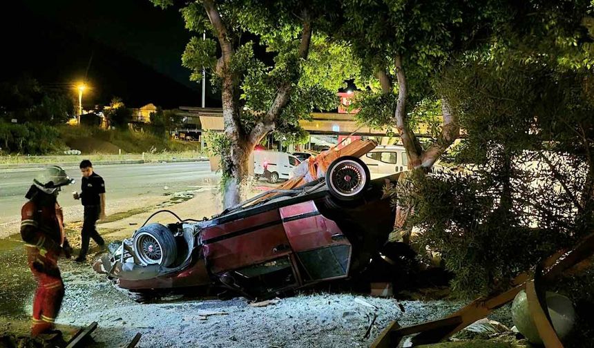 Bodrum’da Kontrolden Çıkan Otomobil Ağaca Çarptı
