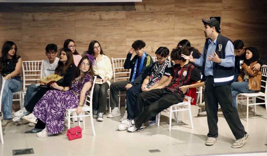 Menteşe Anadolu Lisesi Öğrencilerinden "Otobüs" Oyunu