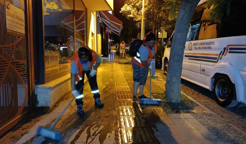 Datça Temizliği Gece Mesaisiyle Yeni Güne Hazırlanıyor