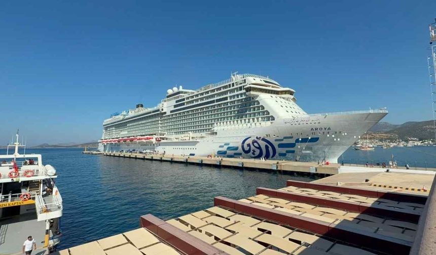 Bodrum dev kruvaziyer Aroya’yı ağırladı