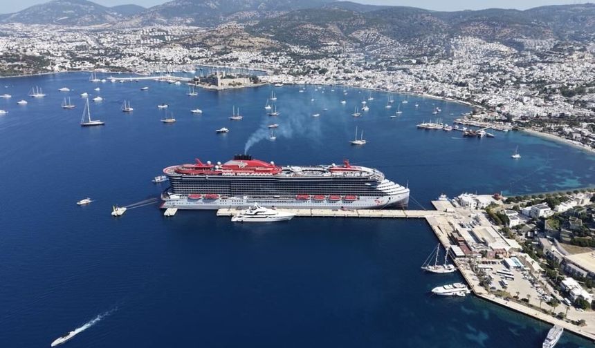 Scarlet Lady Kruvaziyeri Bodrum Limanı’na Hareket Kattı