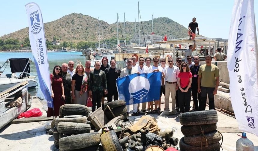 Akyarlar’da Denizden Yaklaşık 1 Ton Atık Çıkarıldı