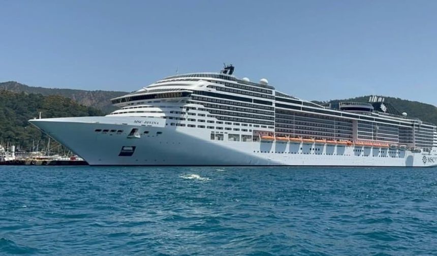 Dev Yolcu Gemisi 5 Bin Turistle Marmaris’e Demir Attı