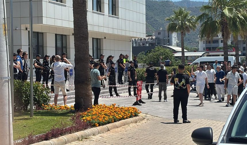 Marmaris'te Kapalı Çarşı Esnafı İsyanda: Belediyeye Yürüdüler