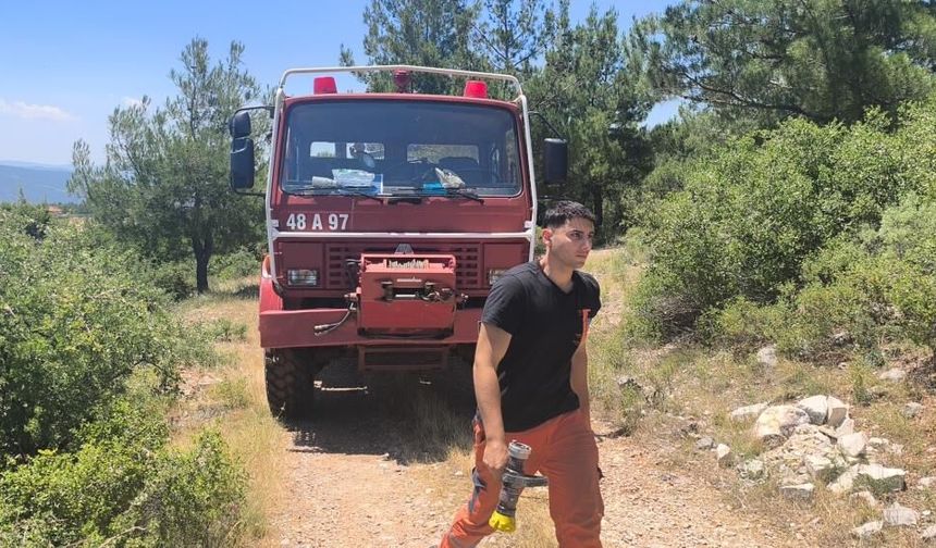 Menteşe’de Arı Kovanları Yakınında Çıkan Yangın Büyümeden Söndürüldü