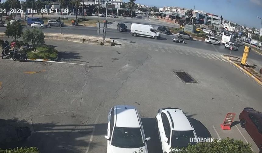 Bodrum'da Kamyonetle Motosiklet Çarpıştı: 2 Yaralı