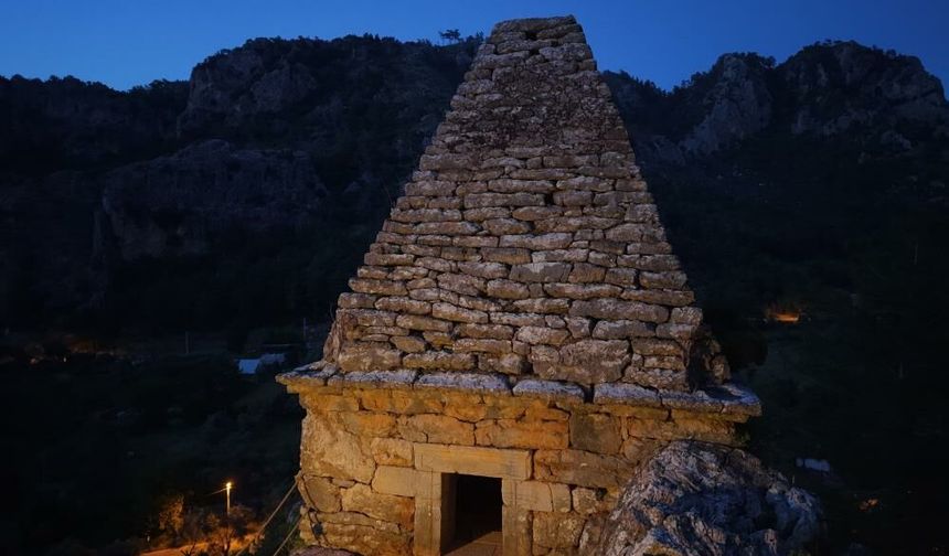 Marmaris’in Piramit Mezarı Gece de Ziyarete Açıldı