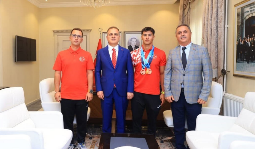 Vali Akbıyık'tan Dünya Şampiyonu Karahan'a altın ödül