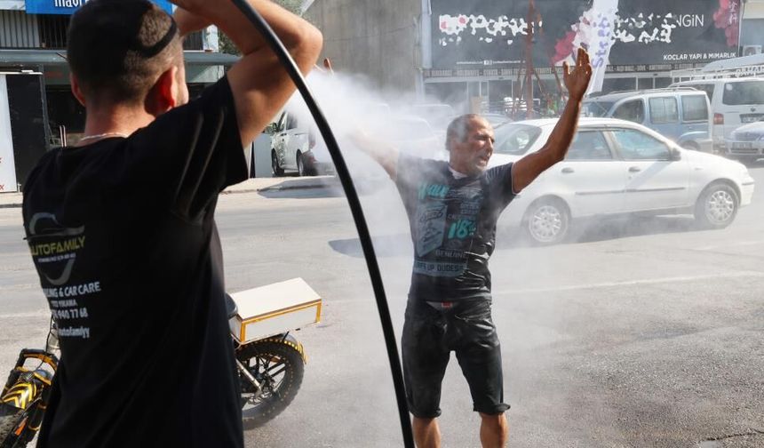 Menteşe’de Sıcaktan Bunaldı, Çareyi Oto Yıkamada Buldu