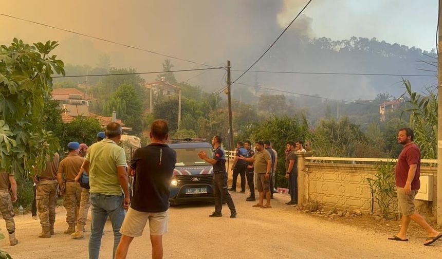 Fethiye’de orman yangını yerleşim yerlerine ulaştı: İnlice tahliye ediliyor