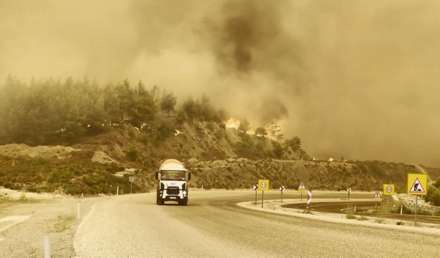 Fethiye Seydikemer Antalya Yolu Yangın Nedeniyle Kapatıldı
