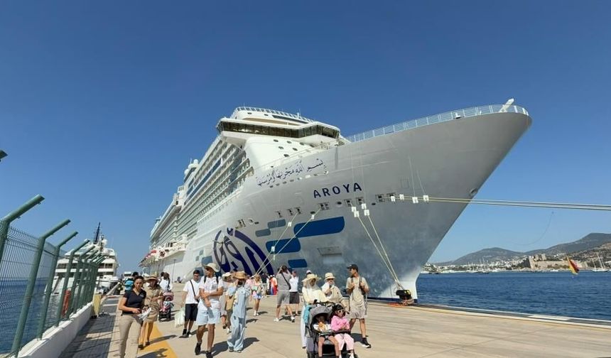Aroya kruvaziyeri 1532 yolcusuyla Bodrum'a demir attı