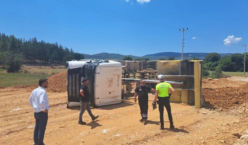 Muğla'da Kum Boşaltan Kamyon Devrildi: Sürücü Yaralandı