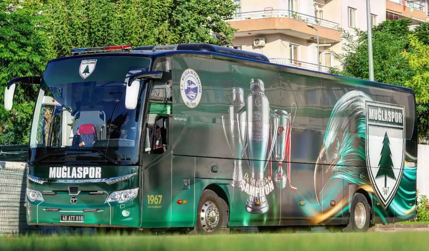 Muğlaspor’un yeni takım otobüsü kupalarla donatıldı